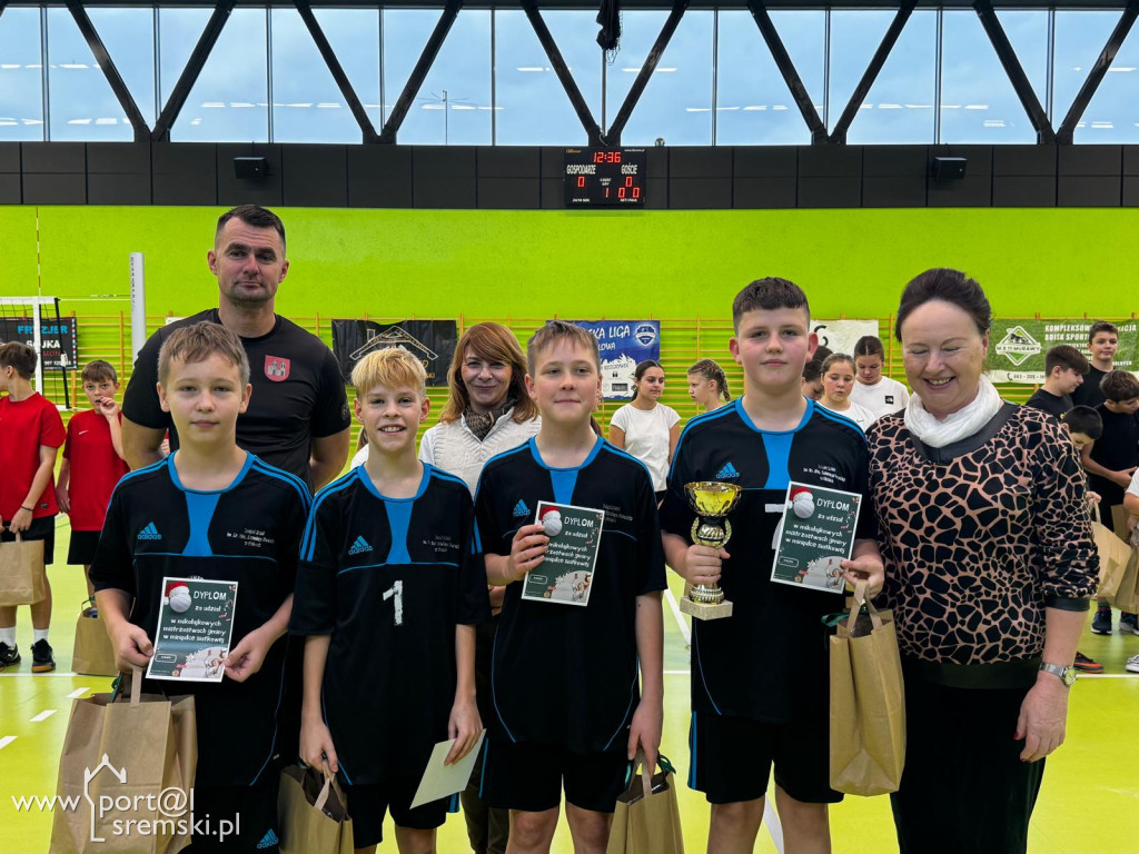  Mikołajkowe mistrzostwa w mini siatkówce – sportowa rywalizacja szkół z gminy Książ Wlkp.