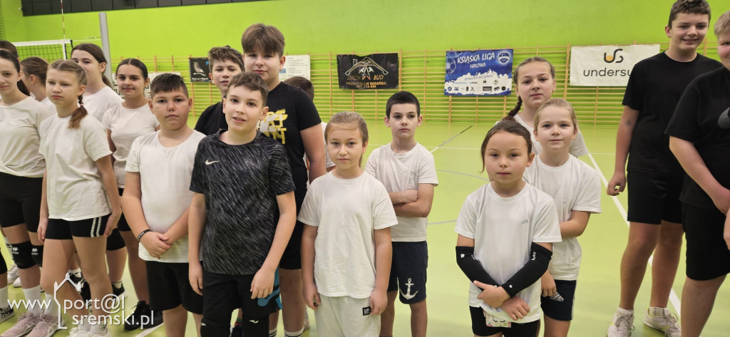  Mikołajkowe mistrzostwa w mini siatkówce – sportowa rywalizacja szkół z gminy Książ Wlkp.