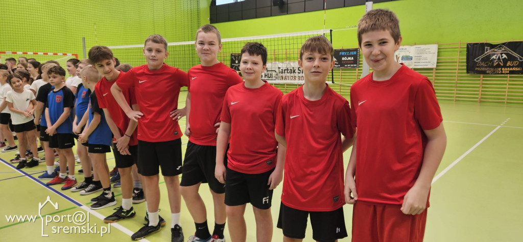  Mikołajkowe mistrzostwa w mini siatkówce – sportowa rywalizacja szkół z gminy Książ Wlkp.