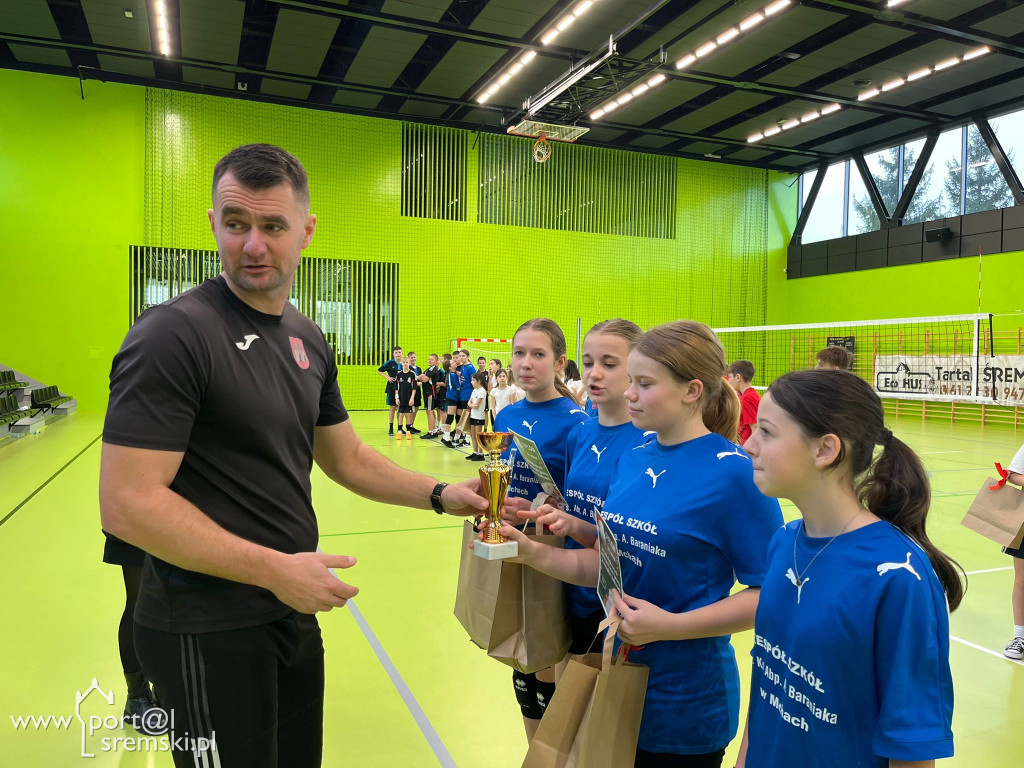  Mikołajkowe mistrzostwa w mini siatkówce – sportowa rywalizacja szkół z gminy Książ Wlkp.