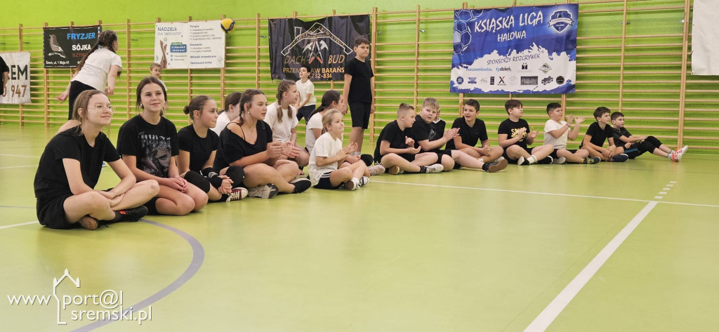  Mikołajkowe mistrzostwa w mini siatkówce – sportowa rywalizacja szkół z gminy Książ Wlkp.