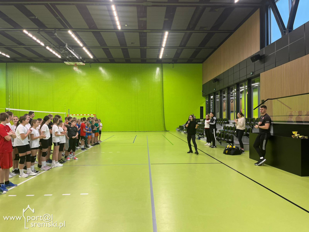  Mikołajkowe mistrzostwa w mini siatkówce – sportowa rywalizacja szkół z gminy Książ Wlkp.