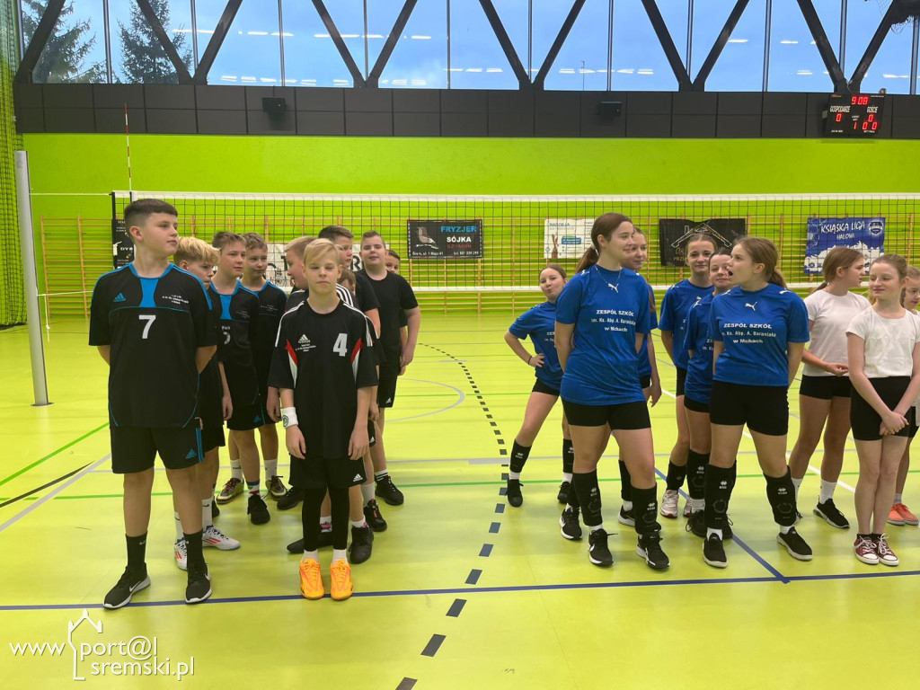  Mikołajkowe mistrzostwa w mini siatkówce – sportowa rywalizacja szkół z gminy Książ Wlkp.