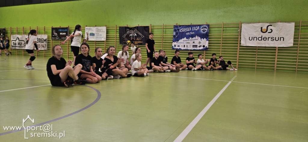  Mikołajkowe mistrzostwa w mini siatkówce – sportowa rywalizacja szkół z gminy Książ Wlkp.