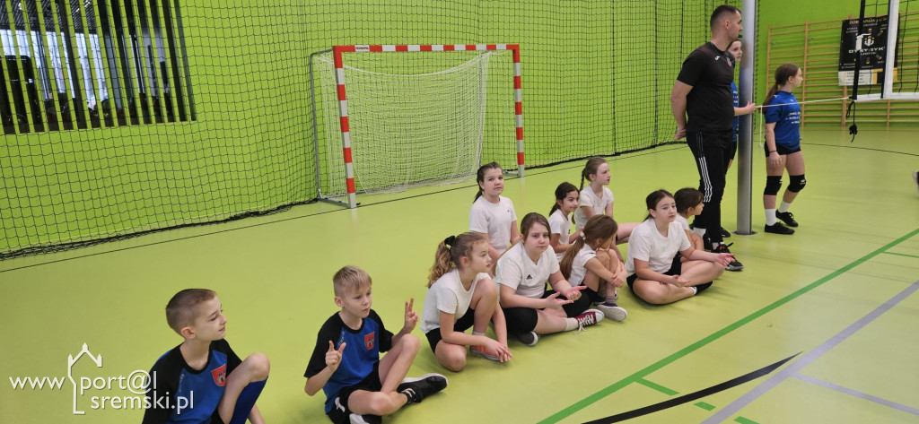  Mikołajkowe mistrzostwa w mini siatkówce – sportowa rywalizacja szkół z gminy Książ Wlkp.