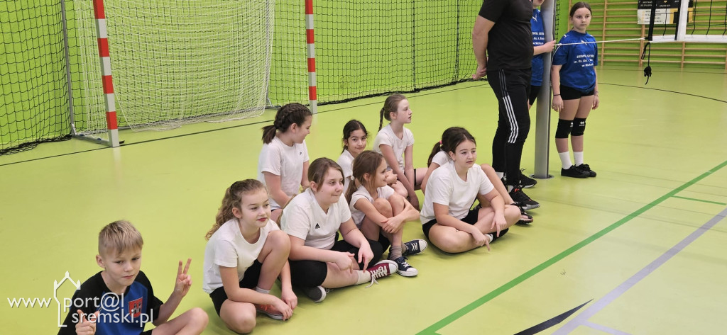 Mikołajkowe mistrzostwa w mini siatkówce – sportowa rywalizacja szkół z gminy Książ Wlkp.