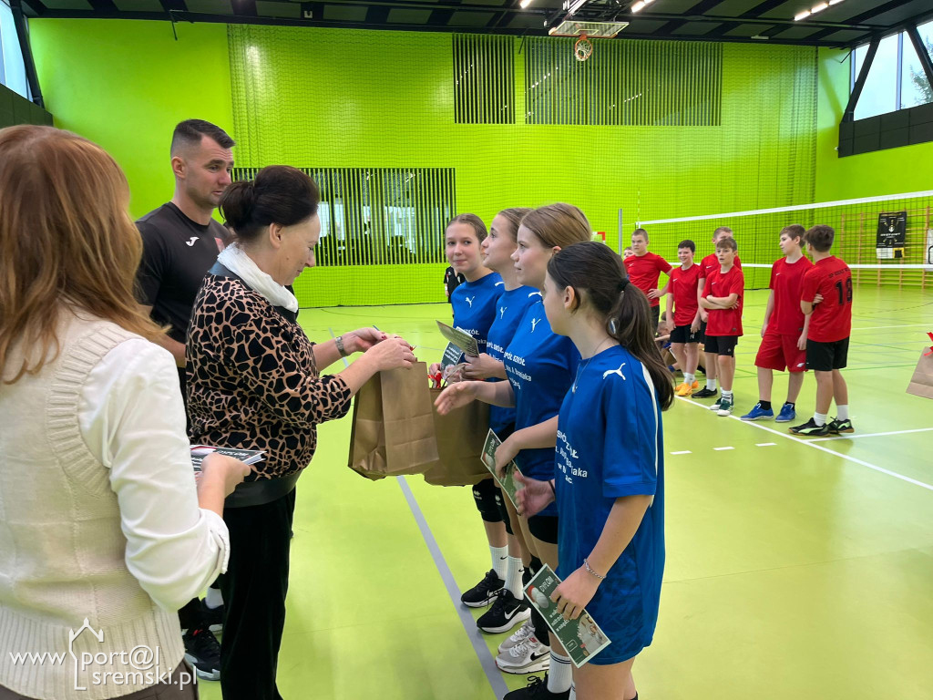  Mikołajkowe mistrzostwa w mini siatkówce – sportowa rywalizacja szkół z gminy Książ Wlkp.
