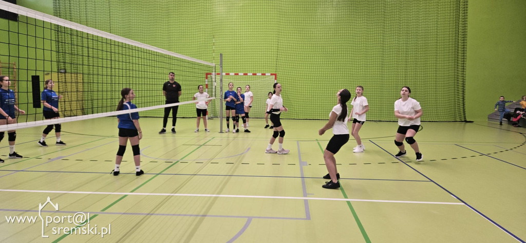  Mikołajkowe mistrzostwa w mini siatkówce – sportowa rywalizacja szkół z gminy Książ Wlkp.