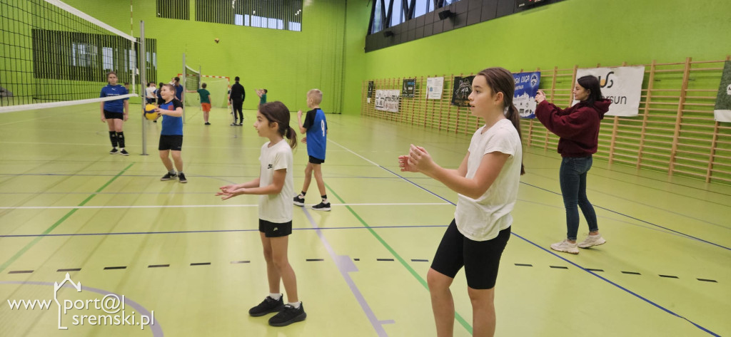  Mikołajkowe mistrzostwa w mini siatkówce – sportowa rywalizacja szkół z gminy Książ Wlkp.