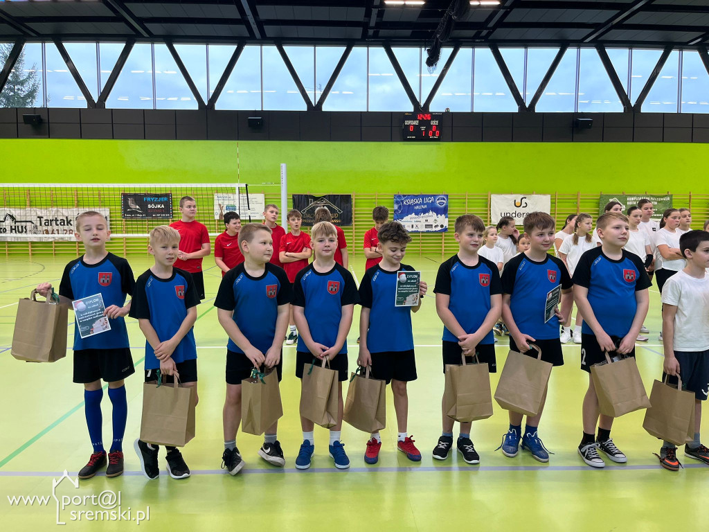  Mikołajkowe mistrzostwa w mini siatkówce – sportowa rywalizacja szkół z gminy Książ Wlkp.