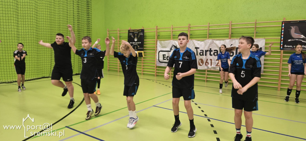  Mikołajkowe mistrzostwa w mini siatkówce – sportowa rywalizacja szkół z gminy Książ Wlkp.