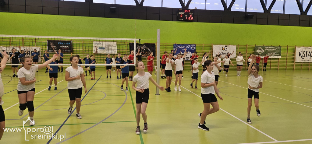  Mikołajkowe mistrzostwa w mini siatkówce – sportowa rywalizacja szkół z gminy Książ Wlkp.