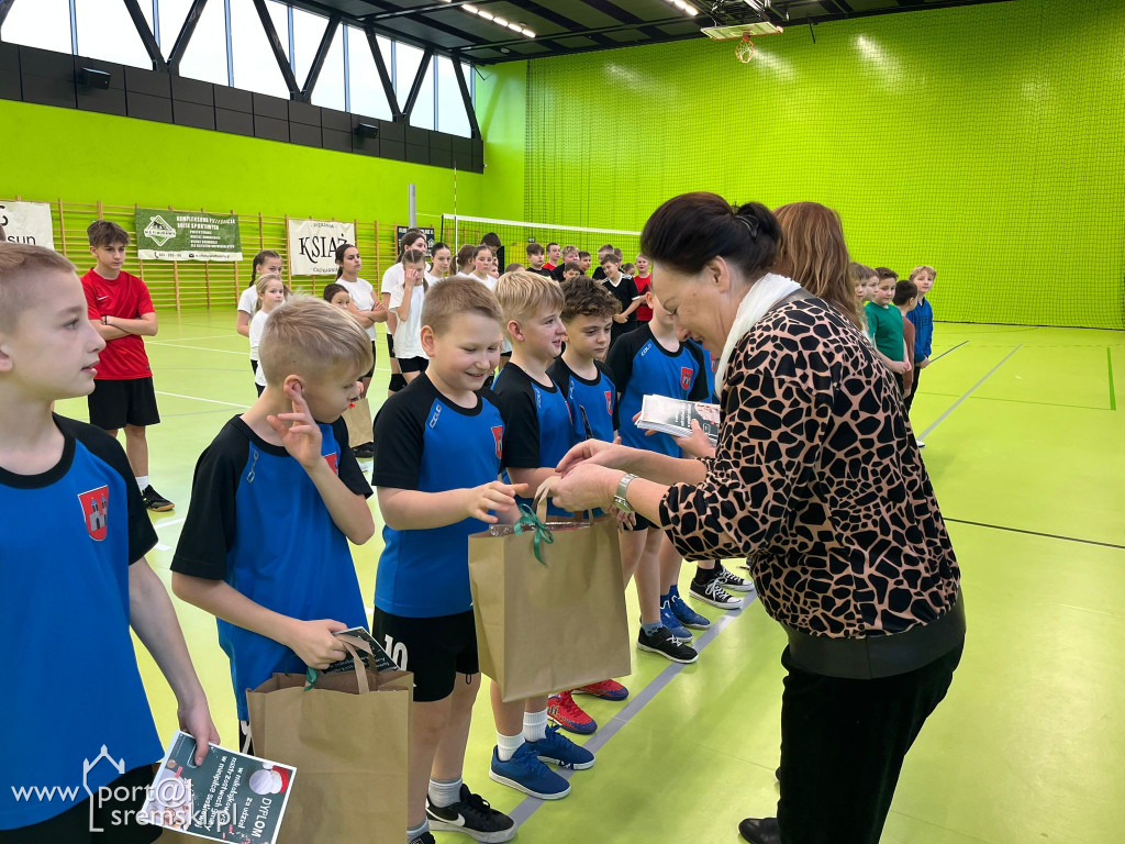  Mikołajkowe mistrzostwa w mini siatkówce – sportowa rywalizacja szkół z gminy Książ Wlkp.