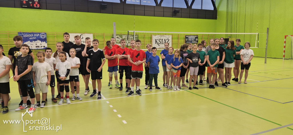  Mikołajkowe mistrzostwa w mini siatkówce – sportowa rywalizacja szkół z gminy Książ Wlkp.