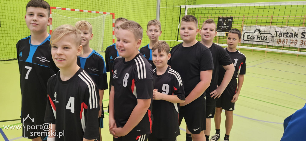  Mikołajkowe mistrzostwa w mini siatkówce – sportowa rywalizacja szkół z gminy Książ Wlkp.