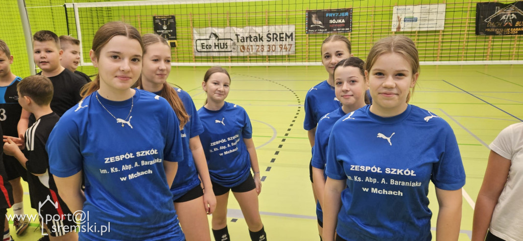  Mikołajkowe mistrzostwa w mini siatkówce – sportowa rywalizacja szkół z gminy Książ Wlkp.