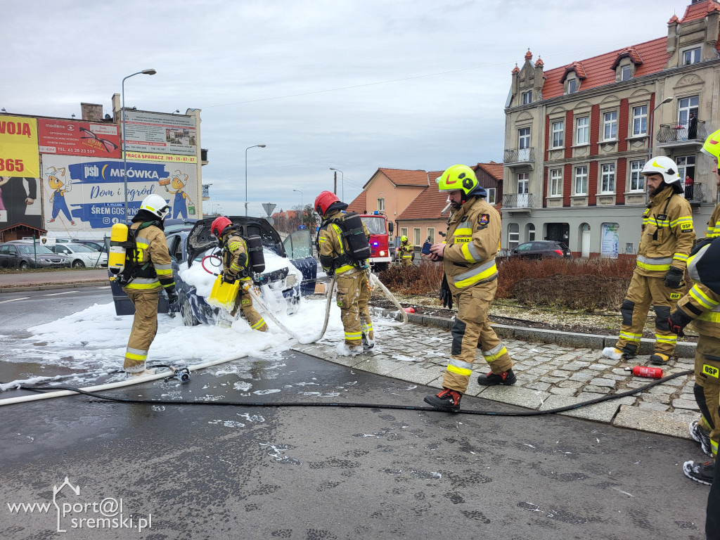 Pożar osobówki na rondzie