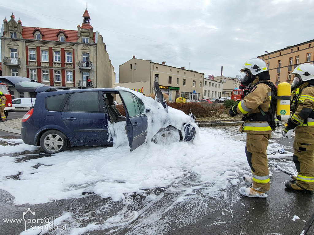Pożar osobówki na rondzie
