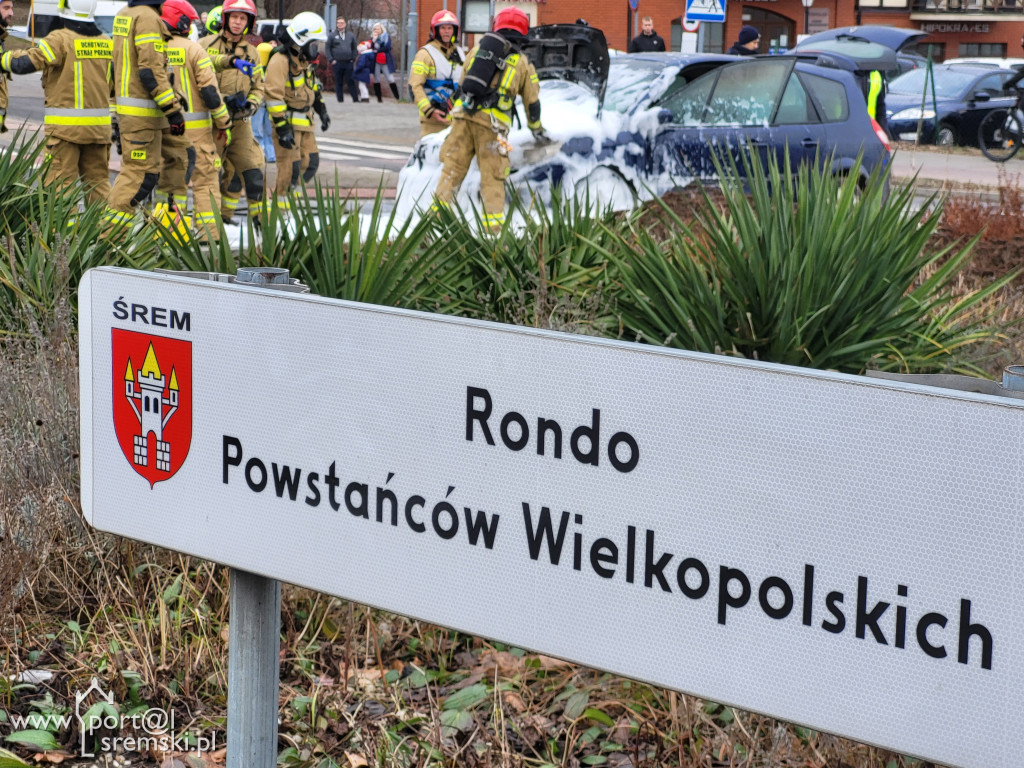 Pożar osobówki na rondzie