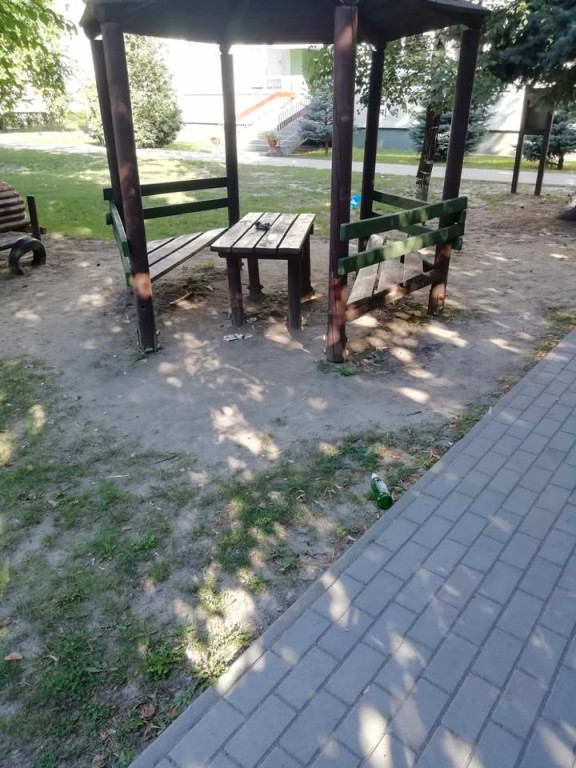 Zniszczony plac zabaw przy ul. Komorowskiego