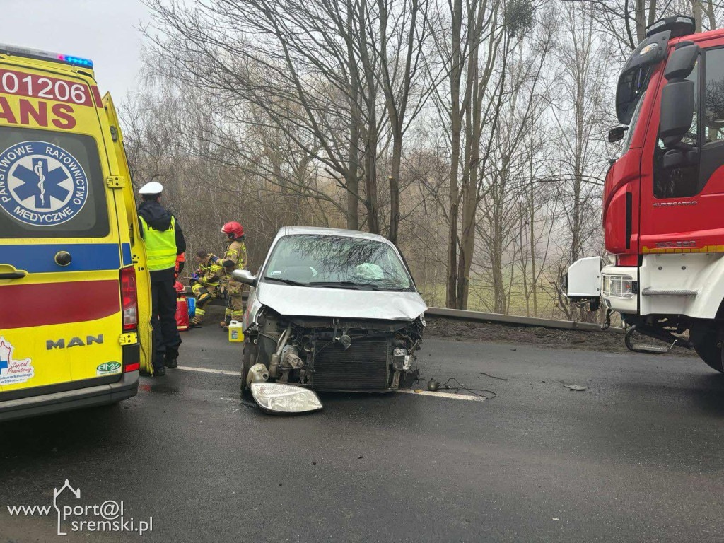 Śrem: Wypadek na skrzyżowaniu ul. Jeziornej i DW 432 – droga zablokowana