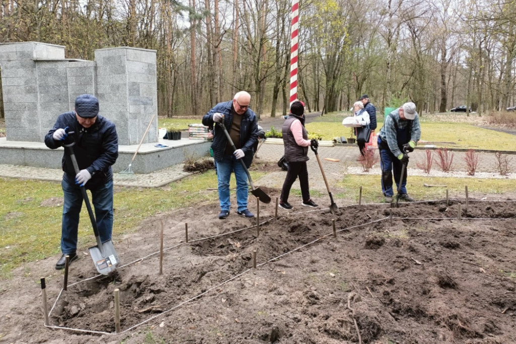 Nowe nasadzenia w śremskich parkach