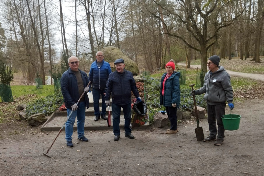 Nowe nasadzenia w śremskich parkach