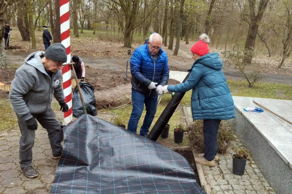 Nowe nasadzenia w śremskich parkach