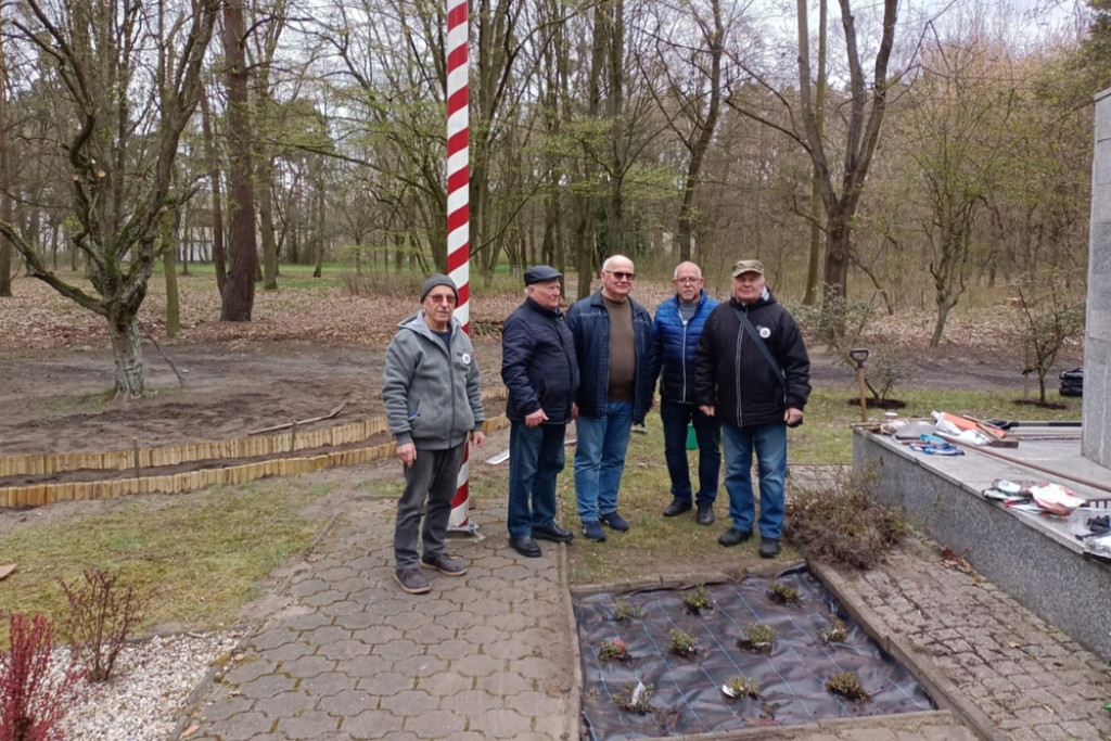 Nowe nasadzenia w śremskich parkach