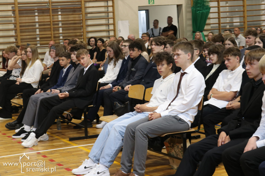Zakończenie ósmych klas w Szóstce