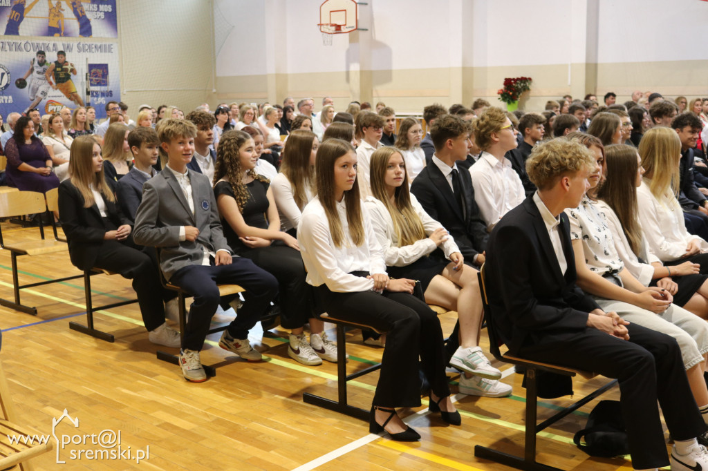 Zakończenie ósmych klas w Szóstce