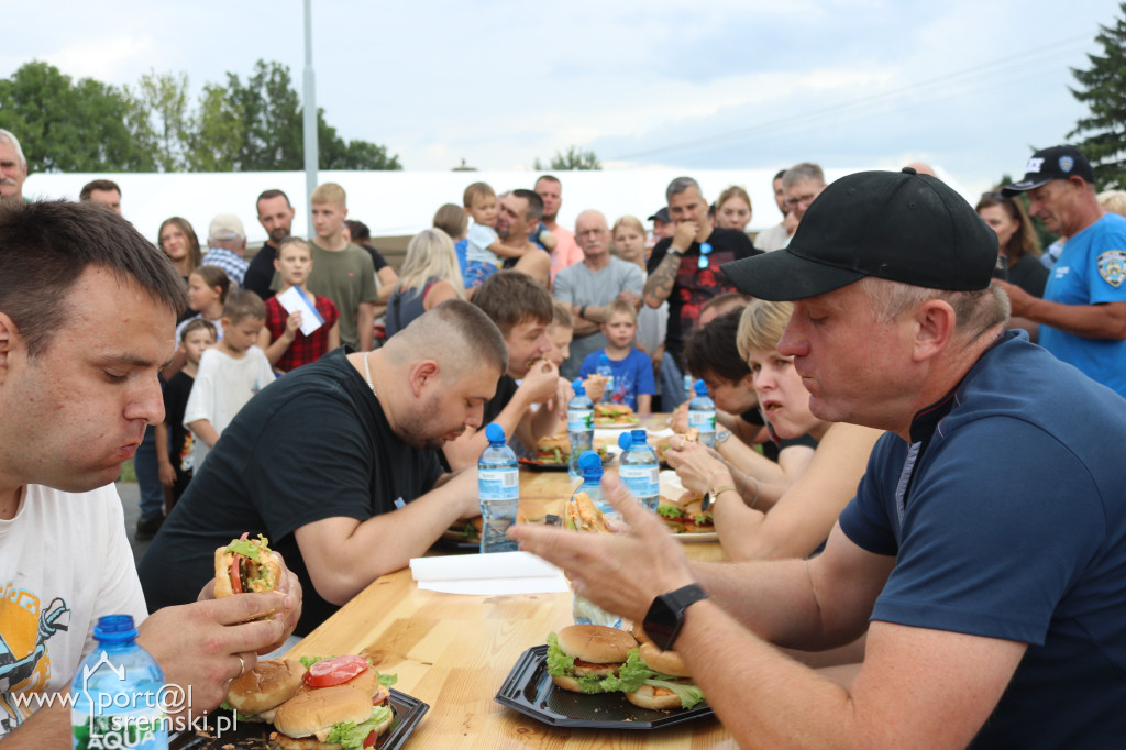 Dni Nochowa: konkurs jedzenia hamburgerów na czas