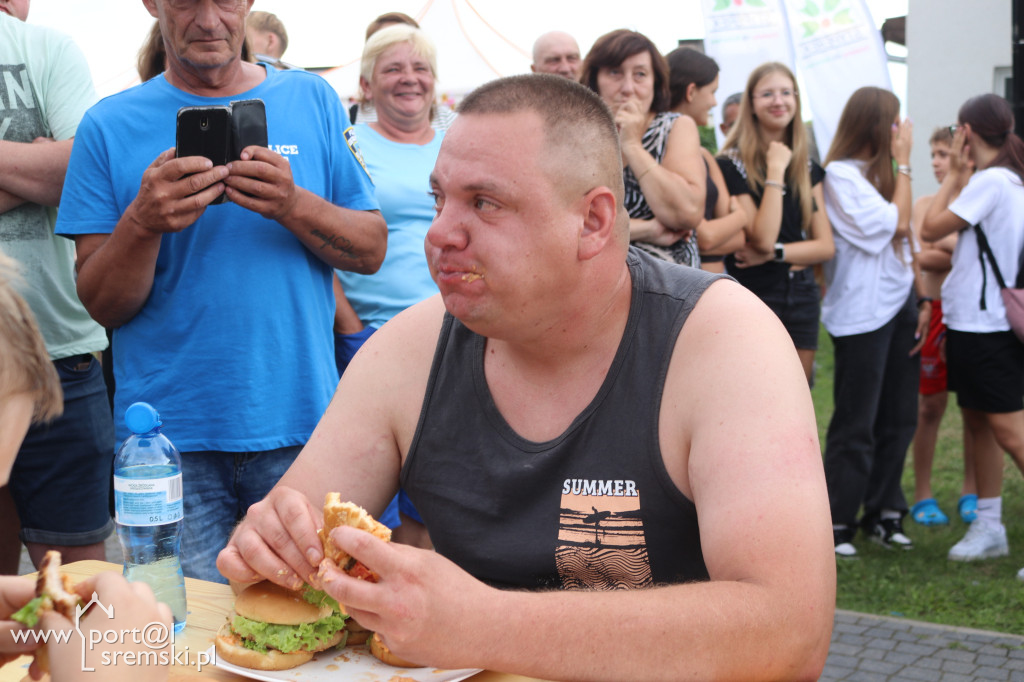 Dni Nochowa: konkurs jedzenia hamburgerów na czas