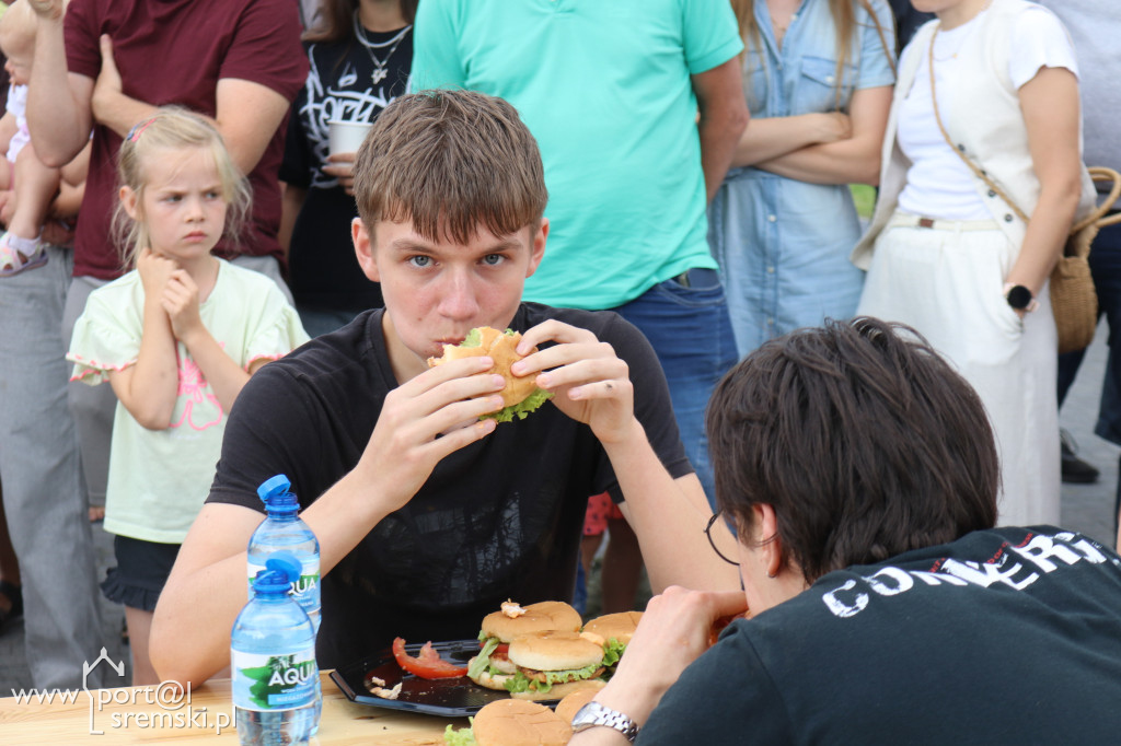 Dni Nochowa: konkurs jedzenia hamburgerów na czas