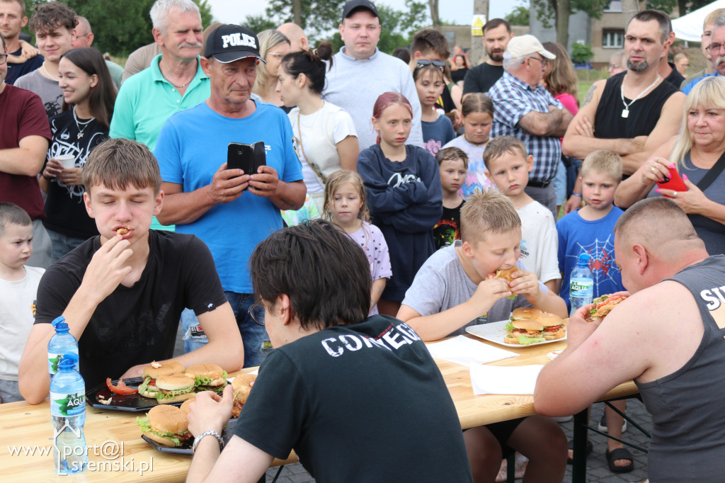 Dni Nochowa: konkurs jedzenia hamburgerów na czas