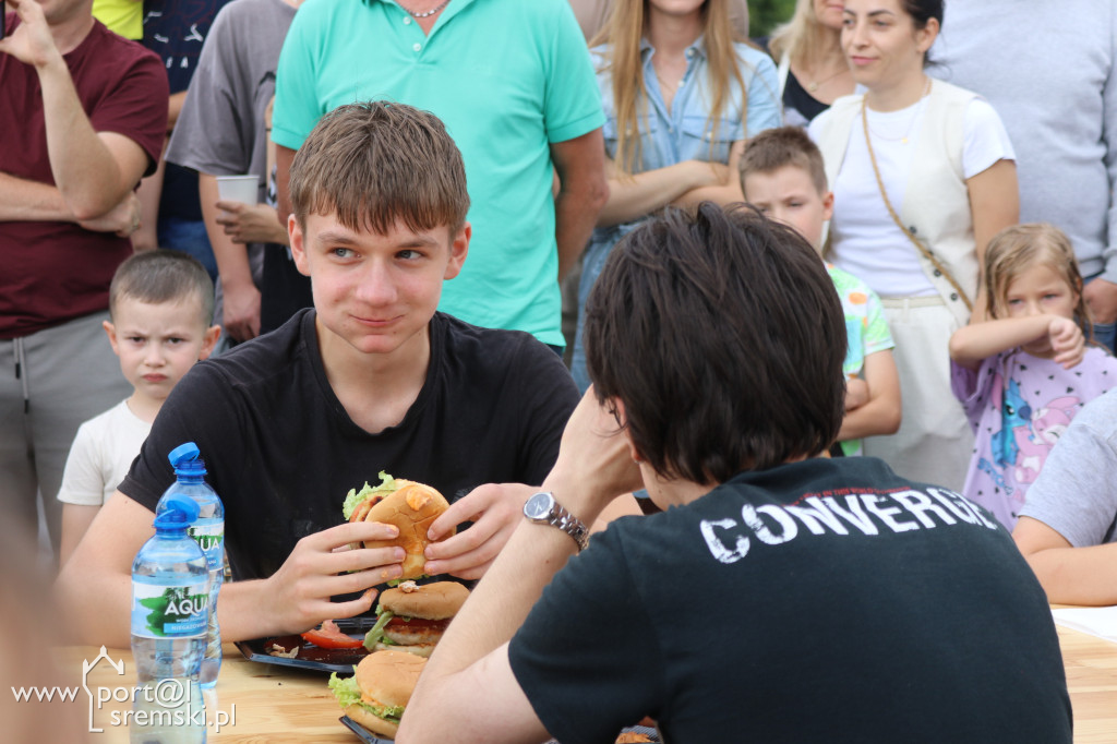 Dni Nochowa: konkurs jedzenia hamburgerów na czas