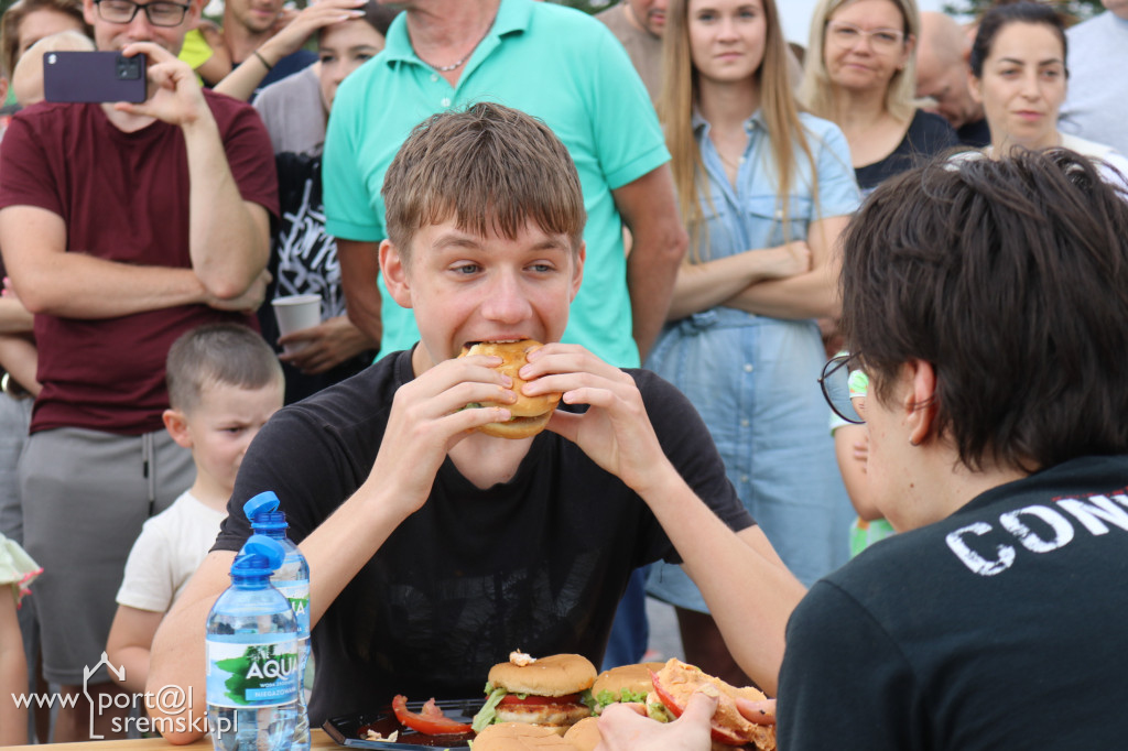 Dni Nochowa: konkurs jedzenia hamburgerów na czas