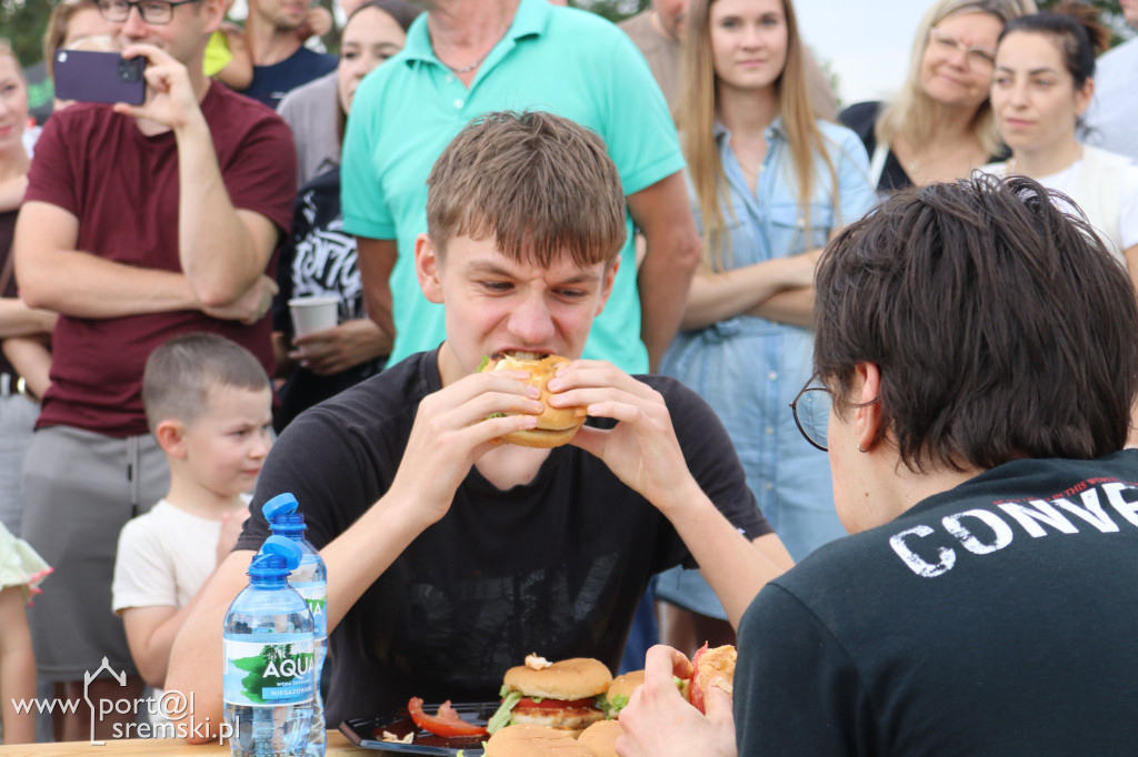 Dni Nochowa: konkurs jedzenia hamburgerów na czas