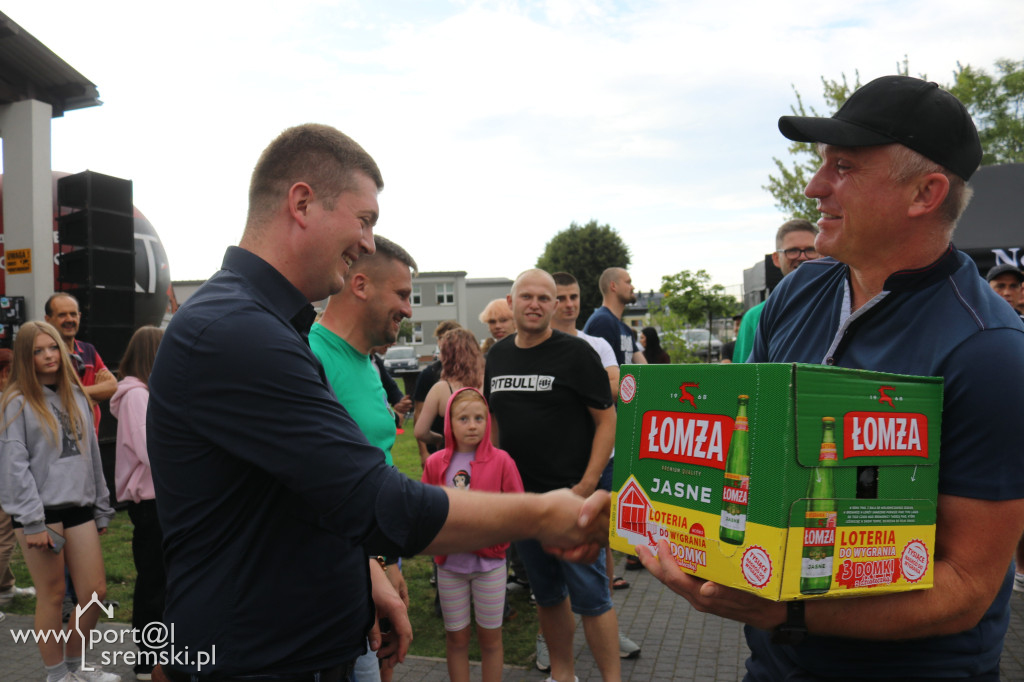 Dni Nochowa: konkurs jedzenia hamburgerów na czas