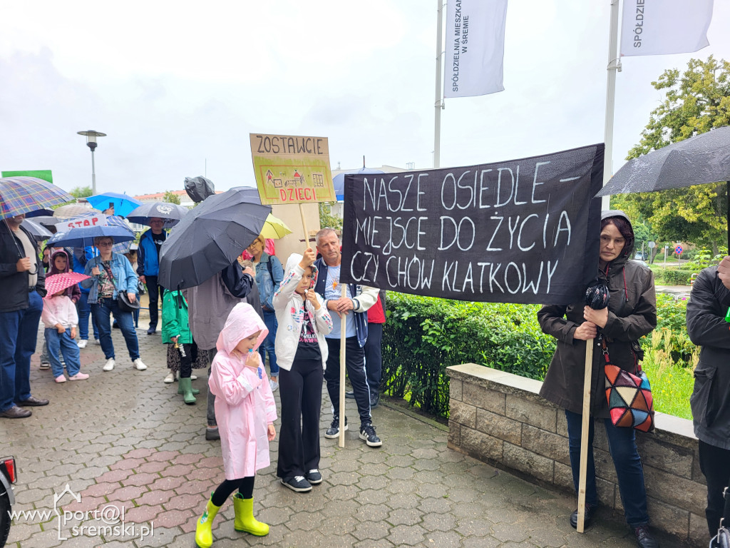 Protest mieszkańców przeciw budowie bloku