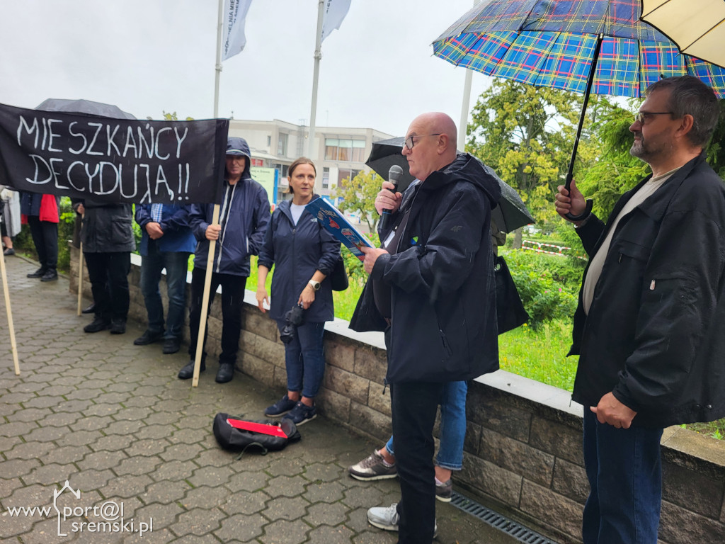 Protest mieszkańców przeciw budowie bloku