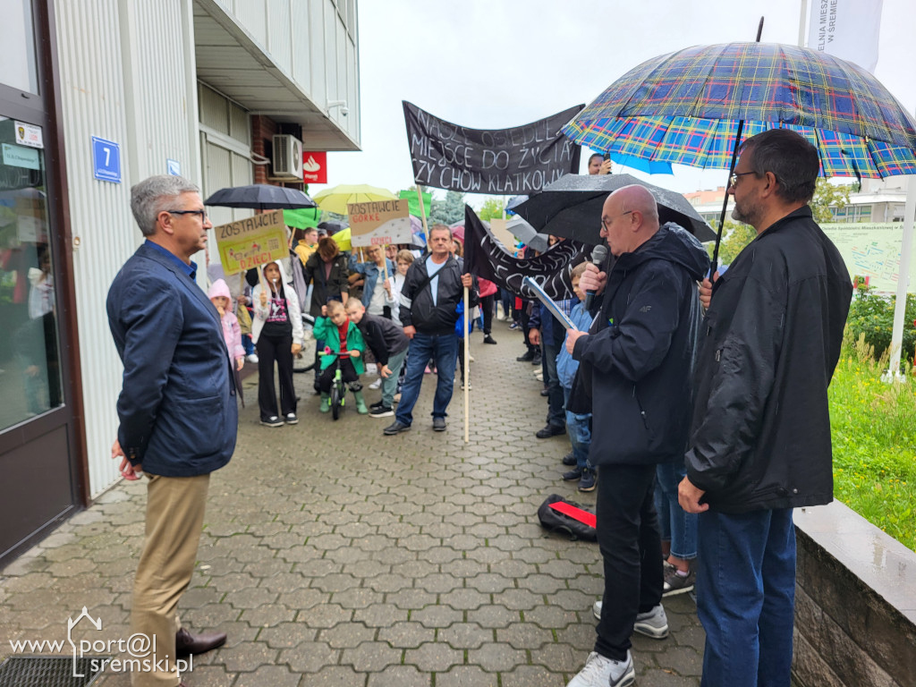 Protest mieszkańców przeciw budowie bloku
