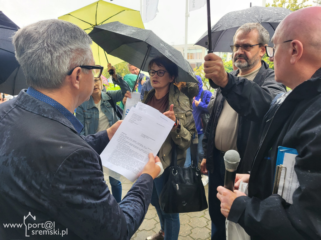 Protest mieszkańców przeciw budowie bloku
