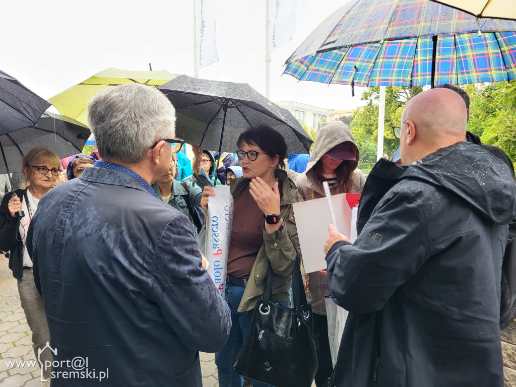 Protest mieszkańców przeciw budowie bloku