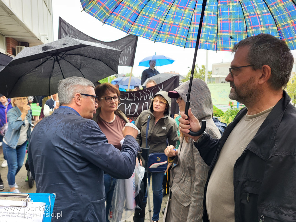 Protest mieszkańców przeciw budowie bloku