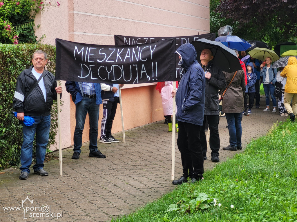 Protest mieszkańców przeciw budowie bloku
