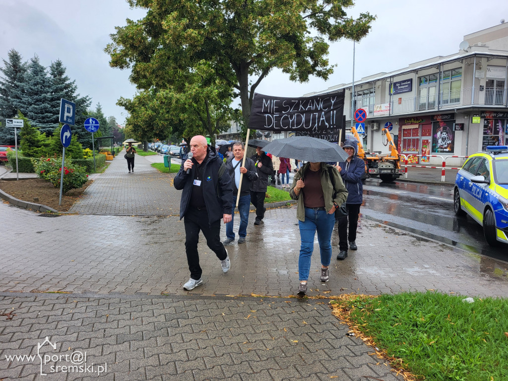 Protest mieszkańców przeciw budowie bloku