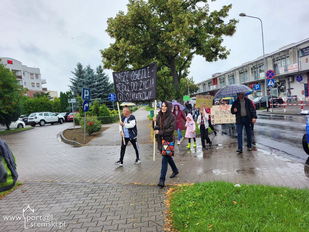 Protest mieszkańców przeciw budowie bloku