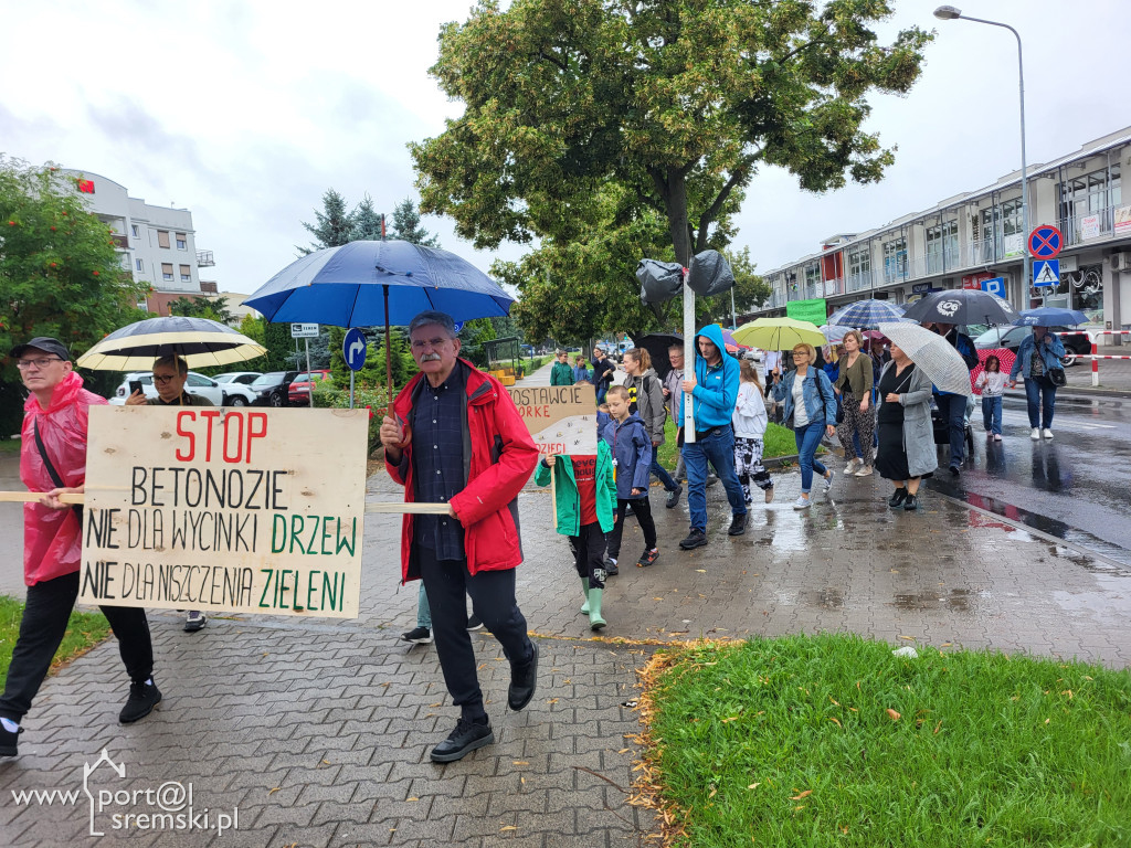 Protest mieszkańców przeciw budowie bloku