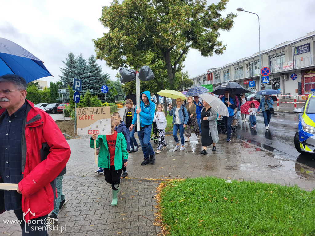 Protest mieszkańców przeciw budowie bloku